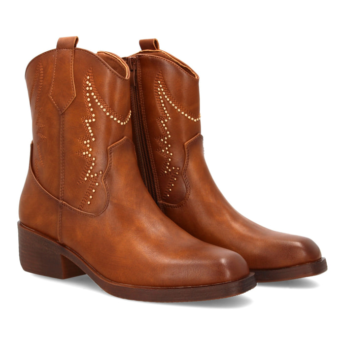 Bota cowboy con diseño de tachuelas.