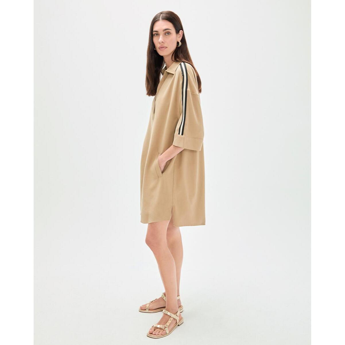 Abito camicia con scollatura aperta