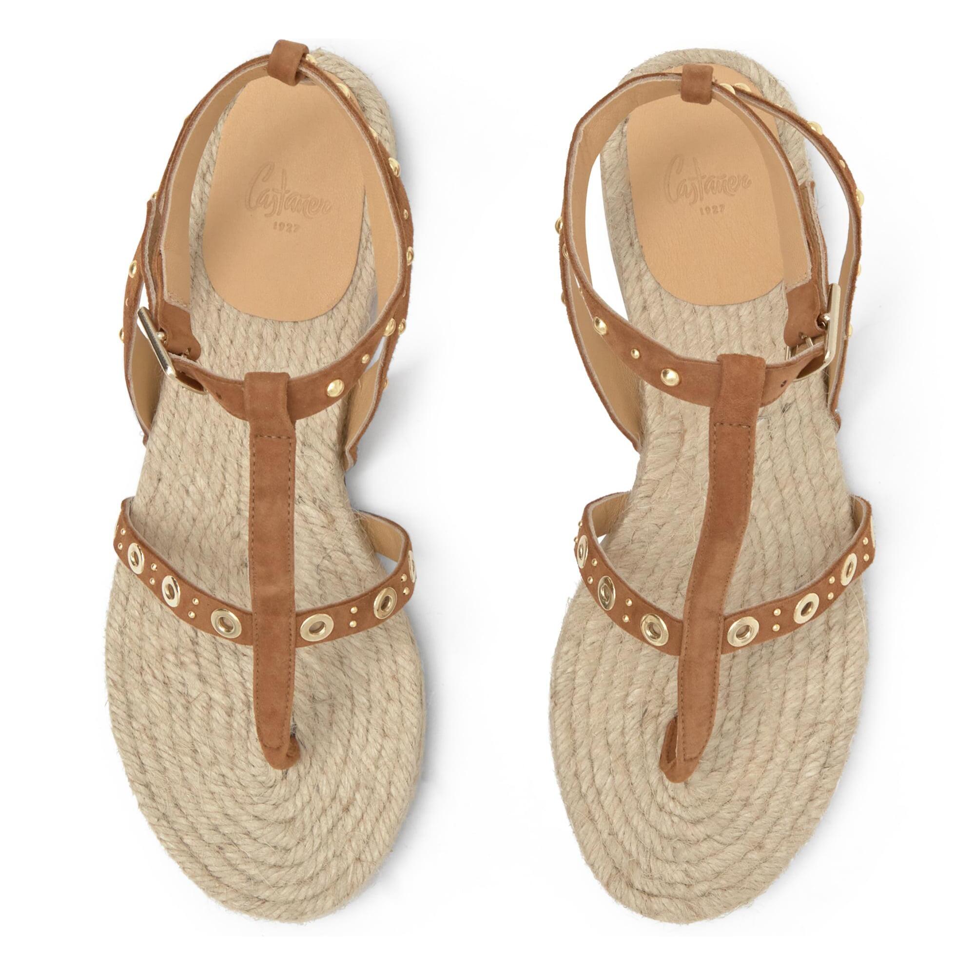 Sandalia plana de dedo Pati en ante y tachuelas