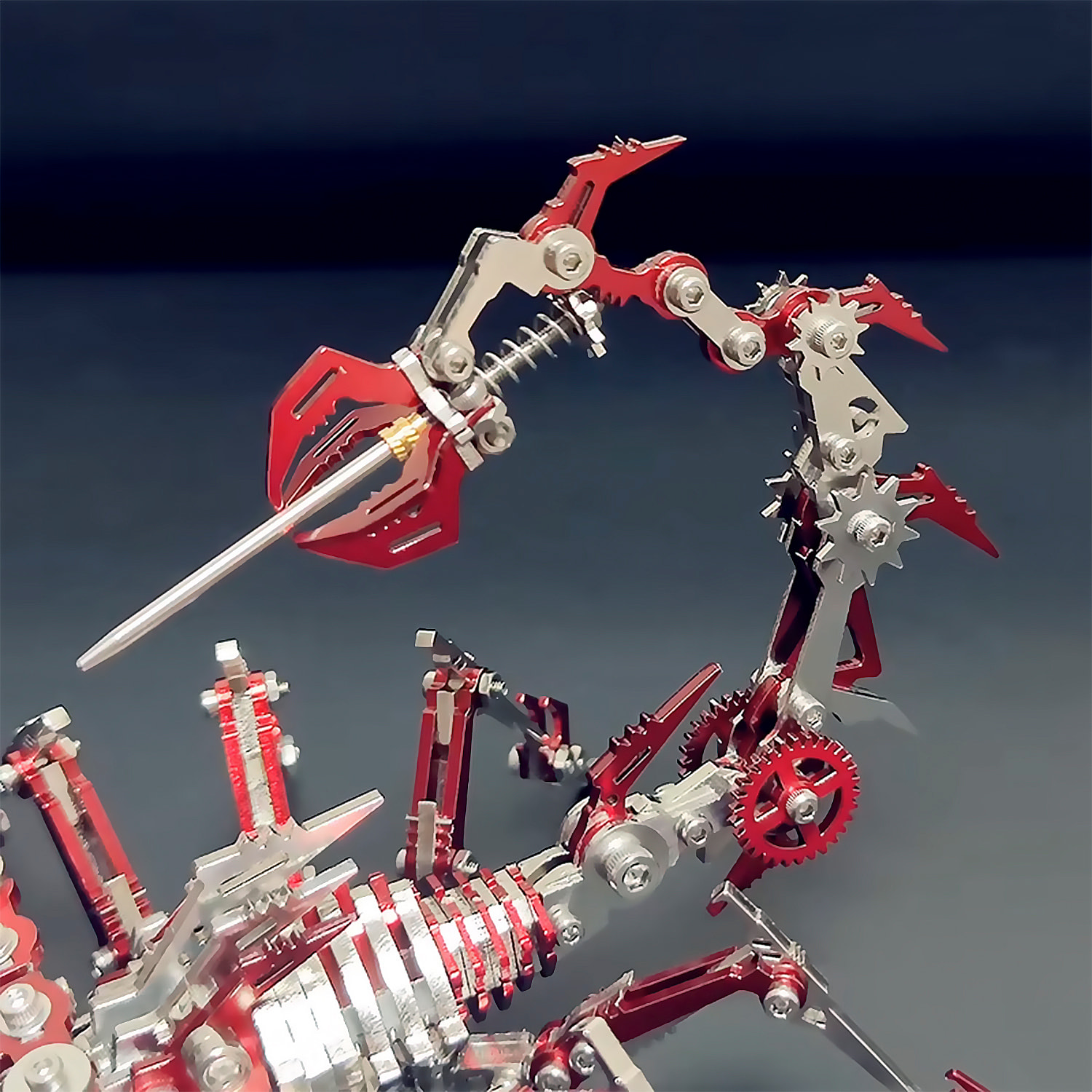 Assemblaggio 3D in acciaio inossidabile. Modello Scorpione rosso.