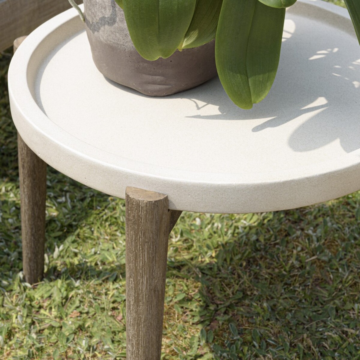 HECTOR - Table d'appoint ronde 50x50cm plateau béton beige pieds acacia