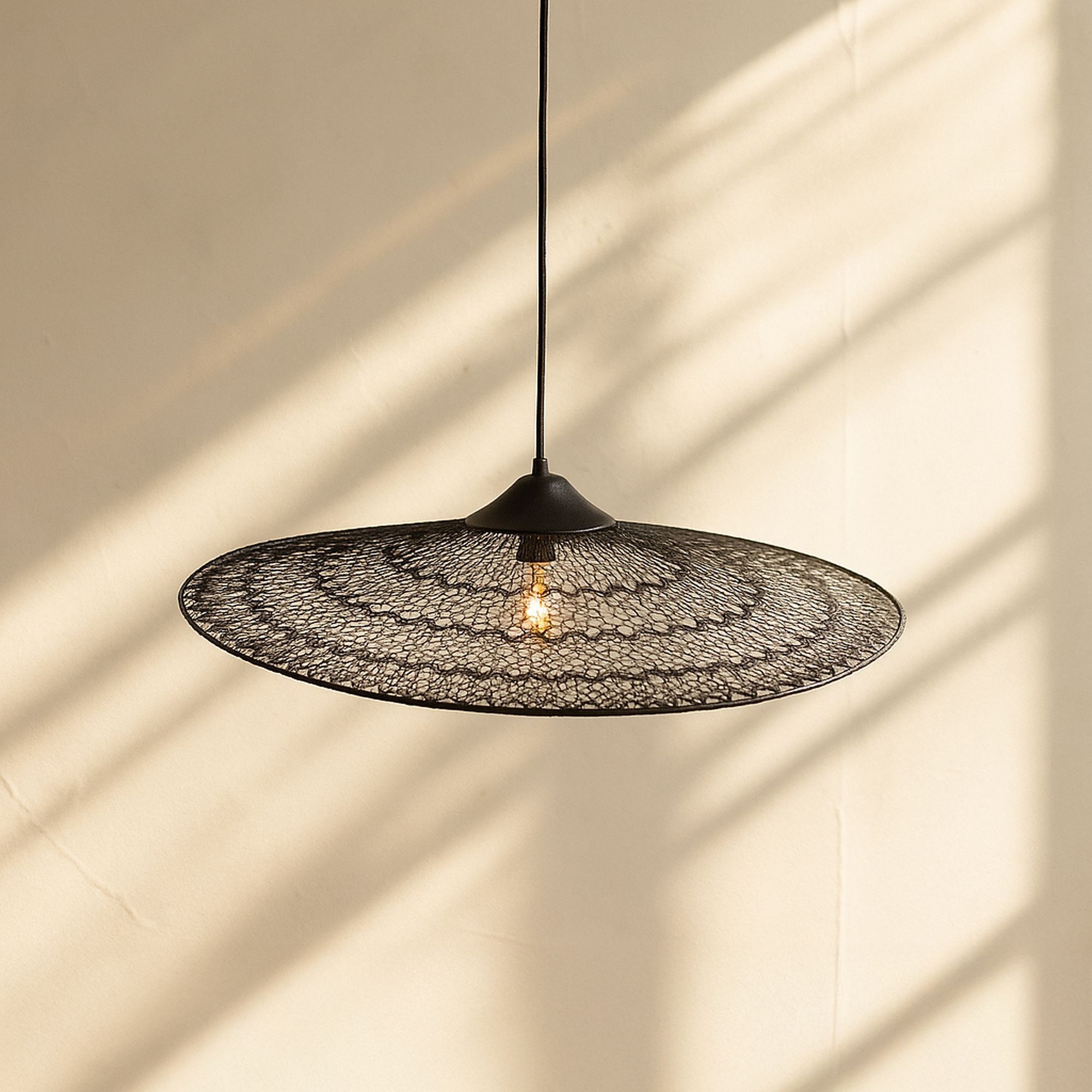 Suspension en métal noir crocheté à la main 80cm IRAWA