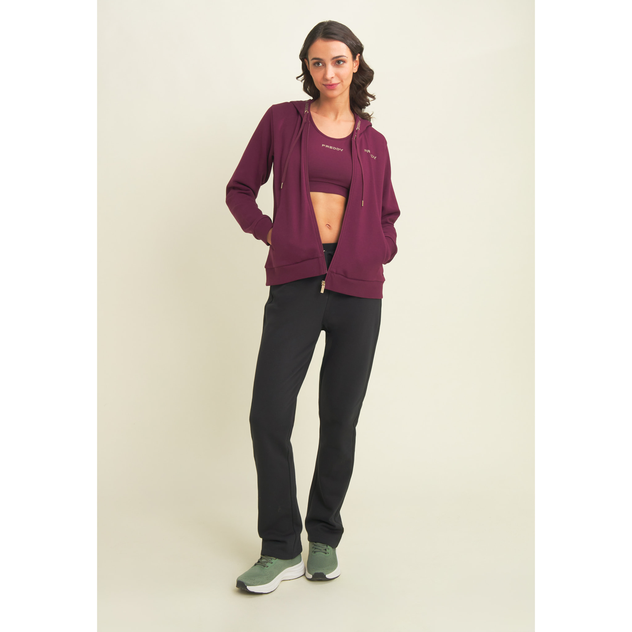 Tuta con cappuccio decorato da logo dorato a contrasto