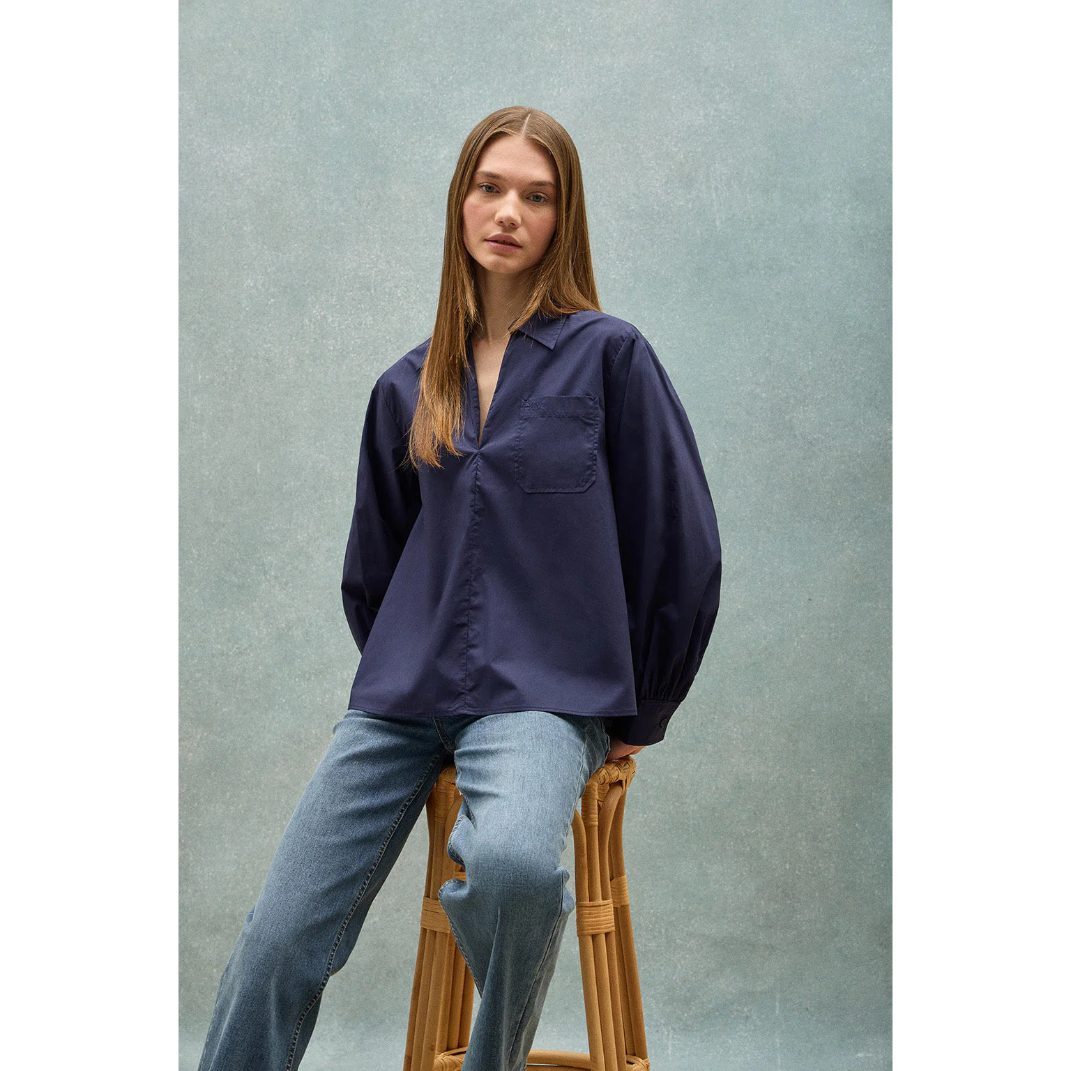 Blusa Solar blu marino in cotone con particolare ricamato