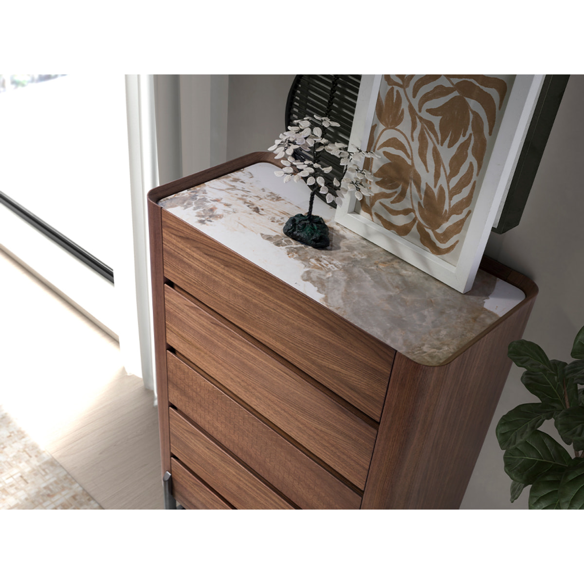 Chifonier de madera chapada en nogal natural y patas de acero inoxidable oscuro metalizado 80x40x112cm