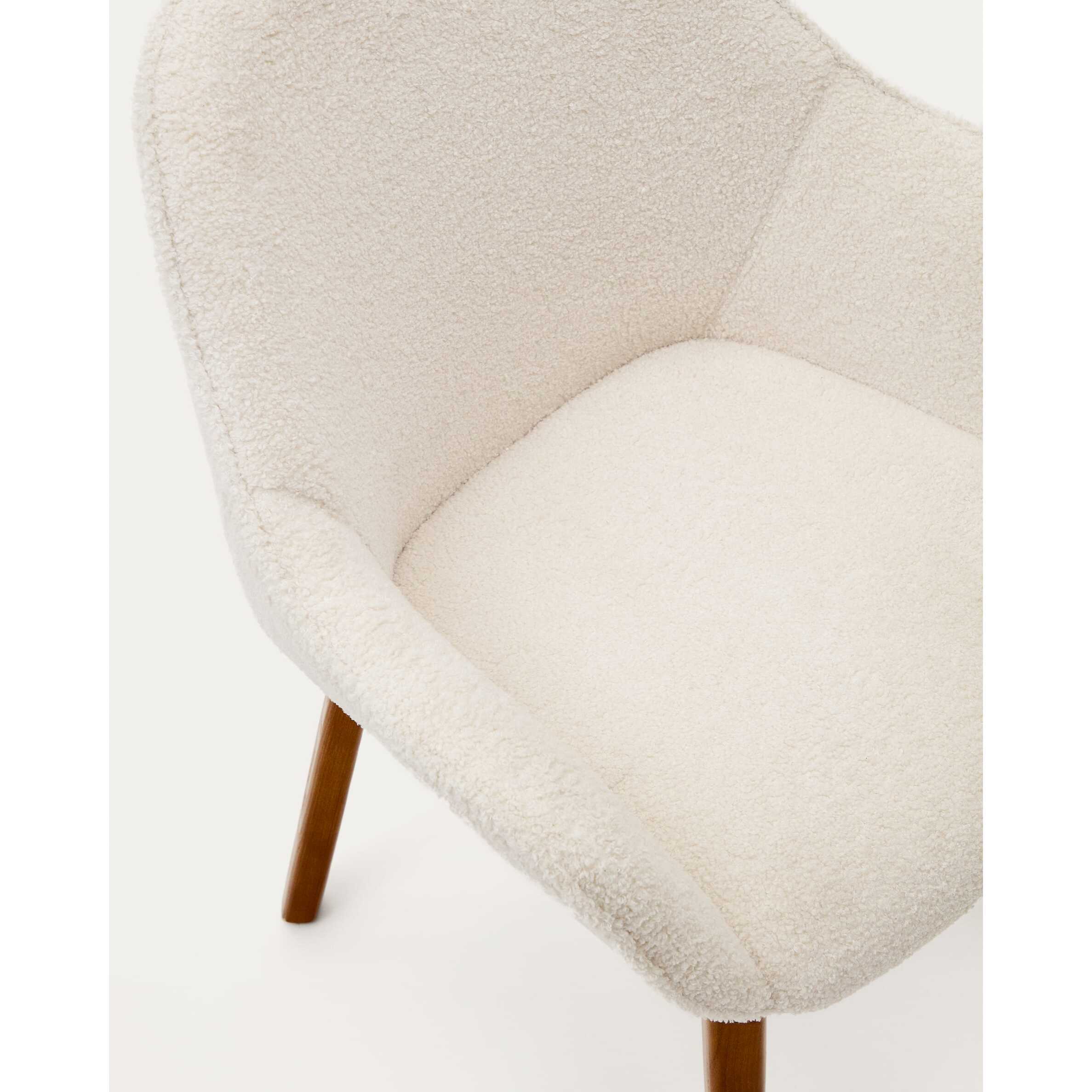 Kave Home - Sedia Aleli in shearling bianco e gambe in legno massiccio di frassino con finitura noce