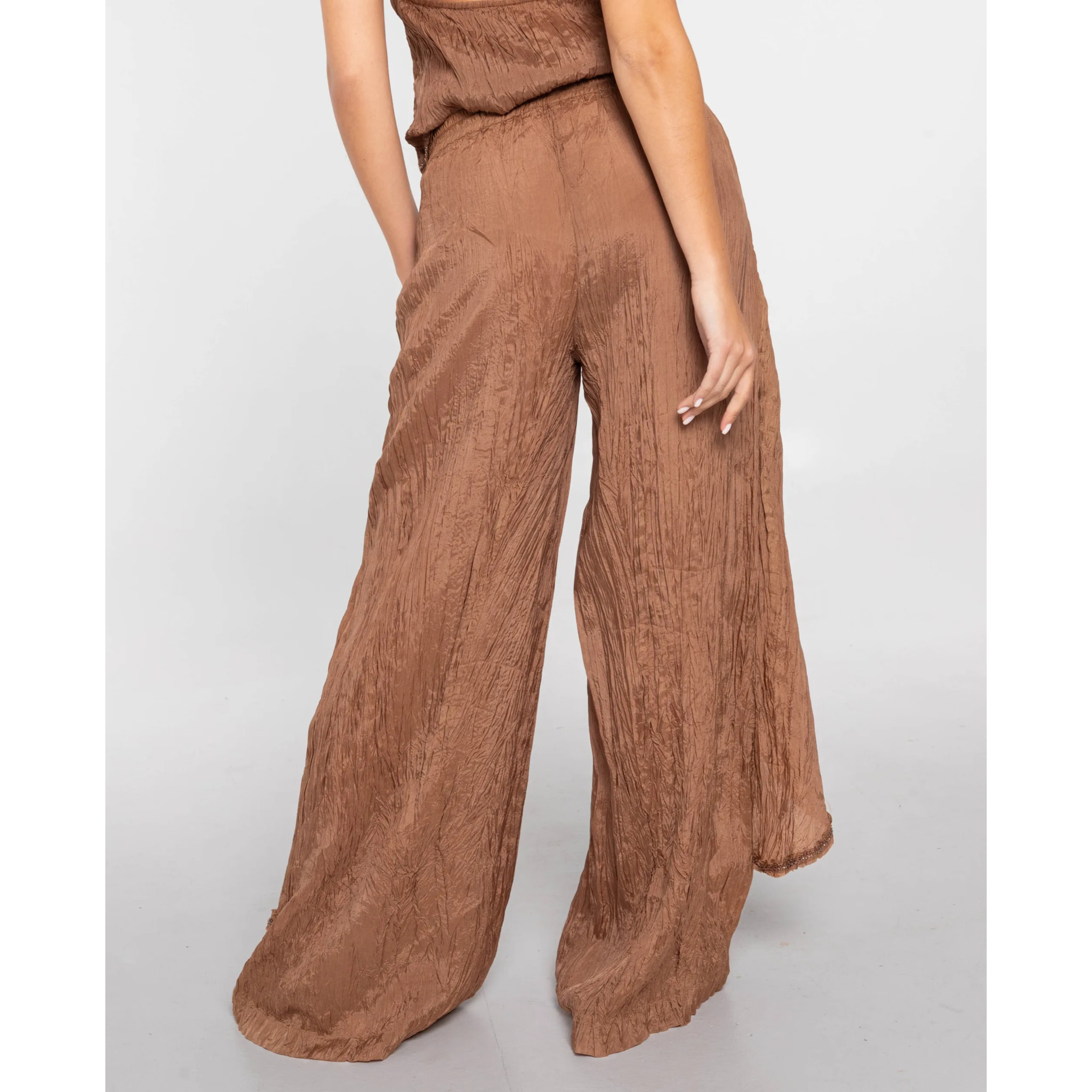 Pantalón ancho de mujer fluido con capas y abalorios