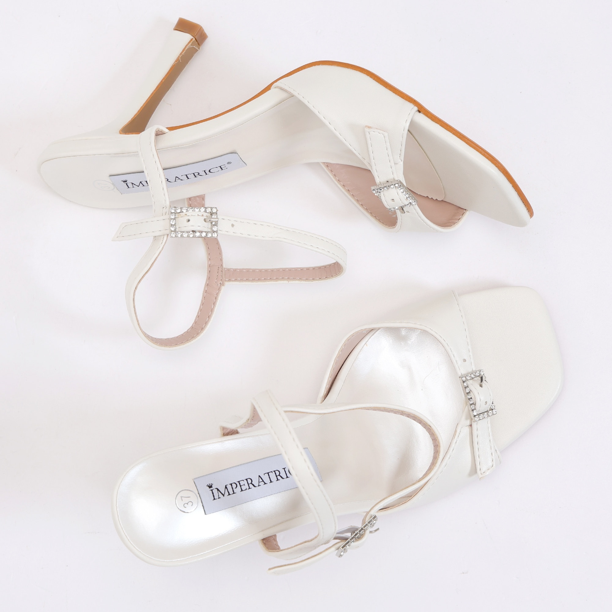 Sandali in simil pelle con tacco e dettaglio fibbia strass