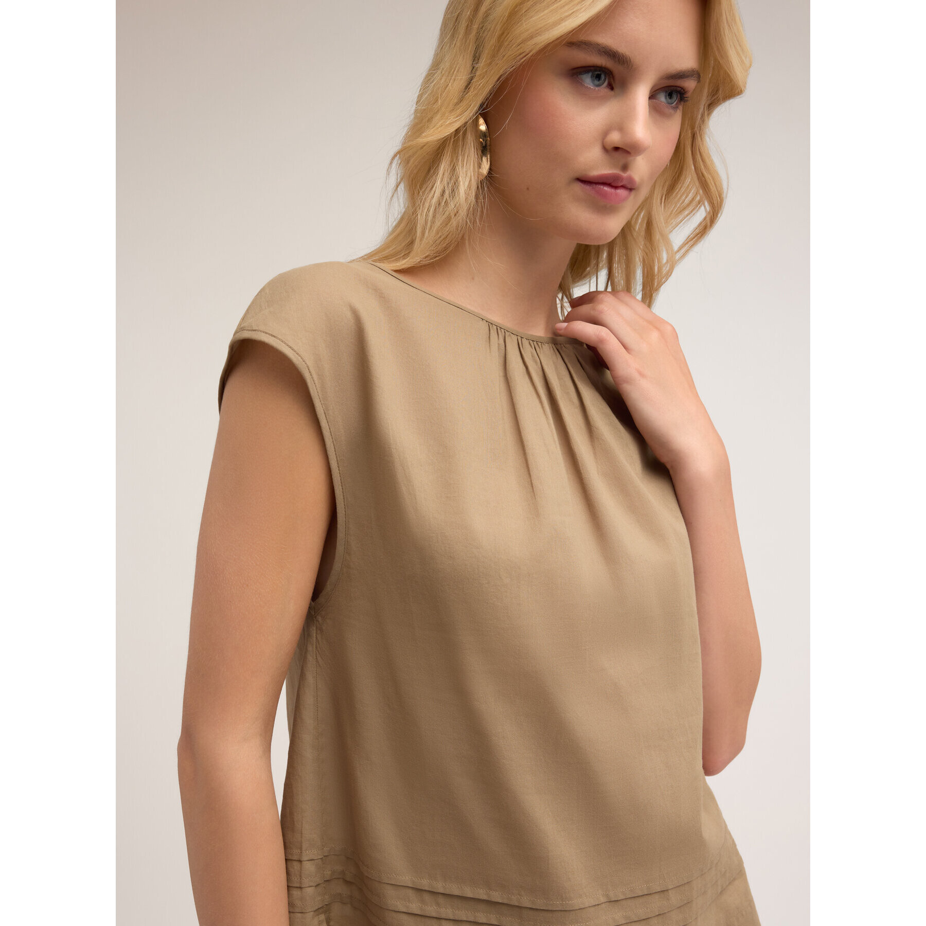Motivi - Blusa de voile con recorte en la espalda - Verde militare
