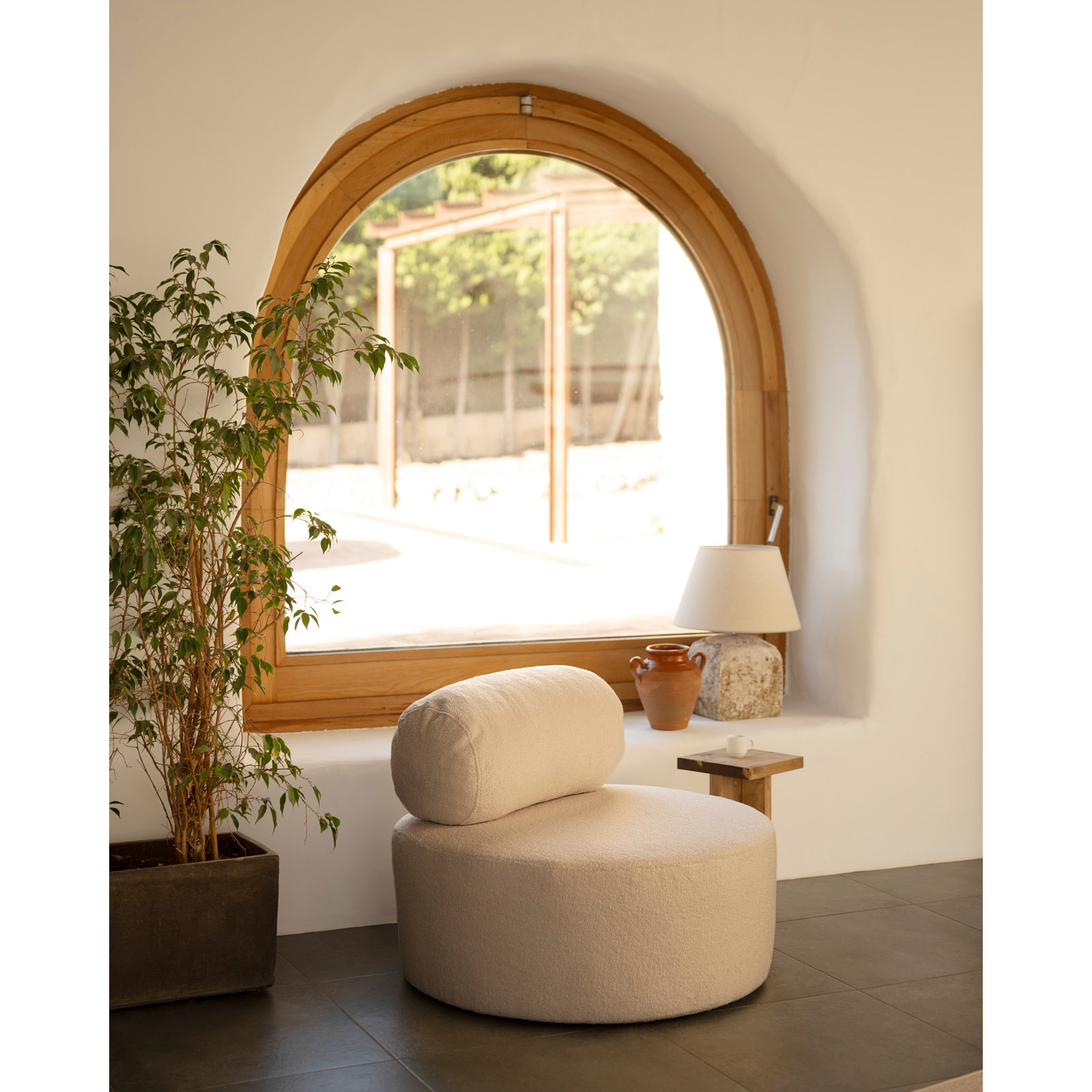 Fauteuil en bouclé rond couleur beige de 91x71cm Hauteur: 71 Longueur: 91 Largeur: 91