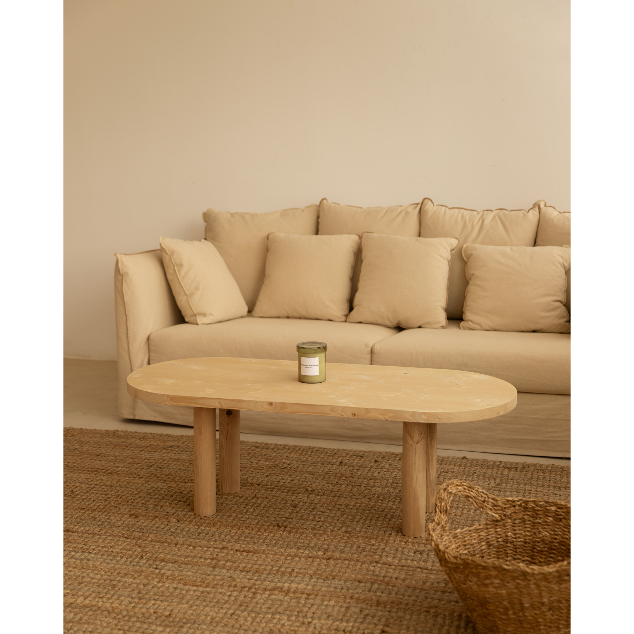 Table basse ovale en bois massif en teinte chêne moyen de 40x120cm Hauteur: 40 Longueur: 120 Largeur: 50