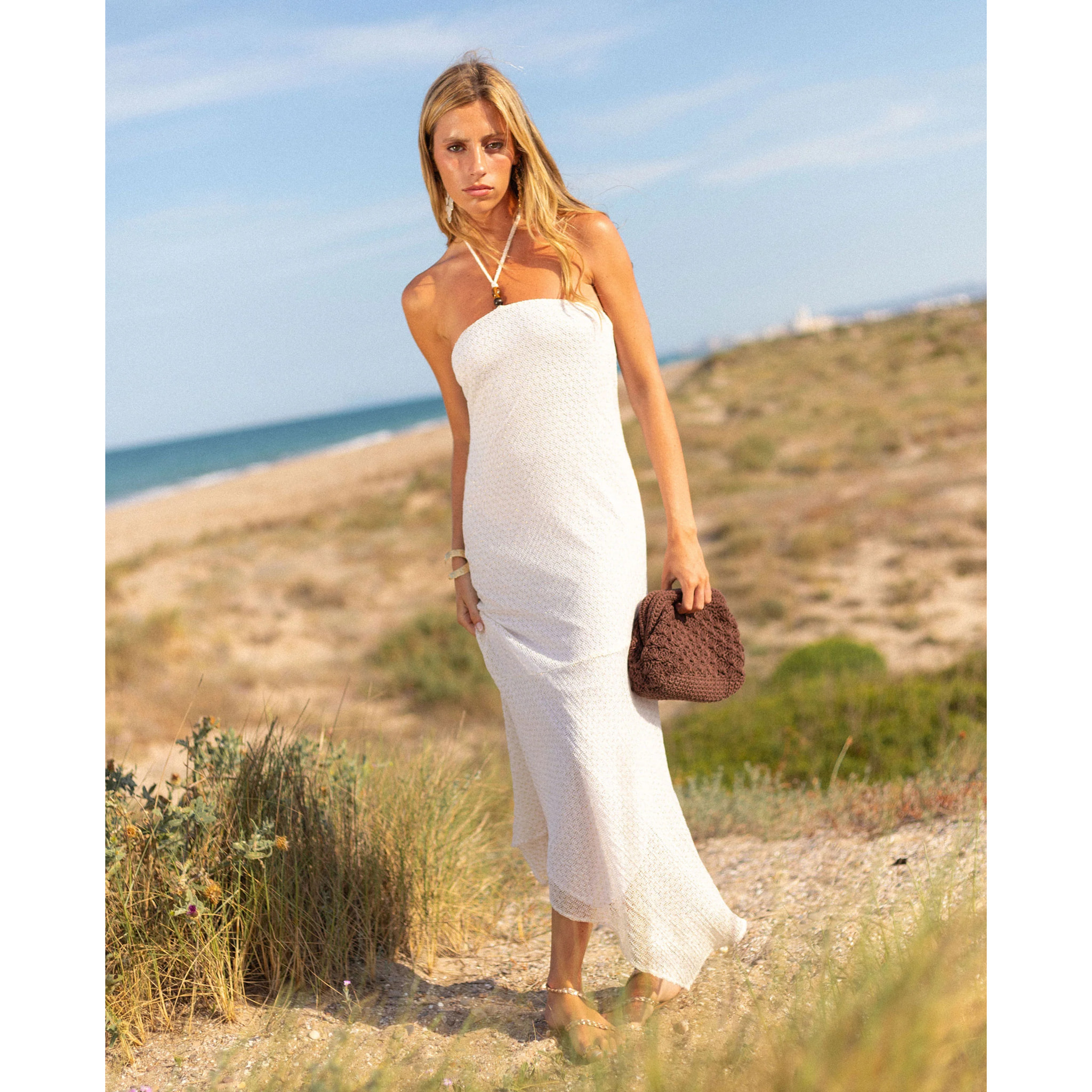 Vestido midi de punto con escote halter y volante.