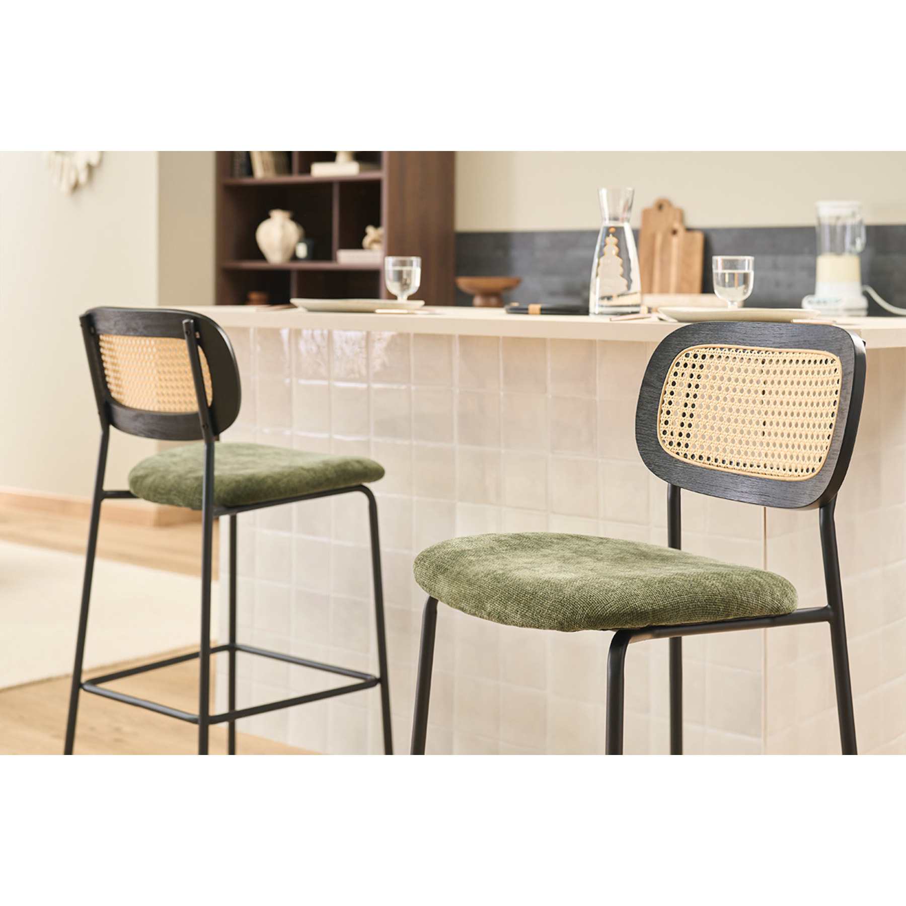 Tabourets design en tissu effet velours texturé vert kaki, métal noir et cannage rotin (lot de 2) MIRANDA