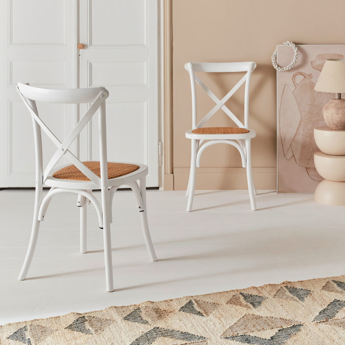 Lot de 2 chaises de bistrot en bois d'hévéa blanc. vintage. assise en rotin. empilables