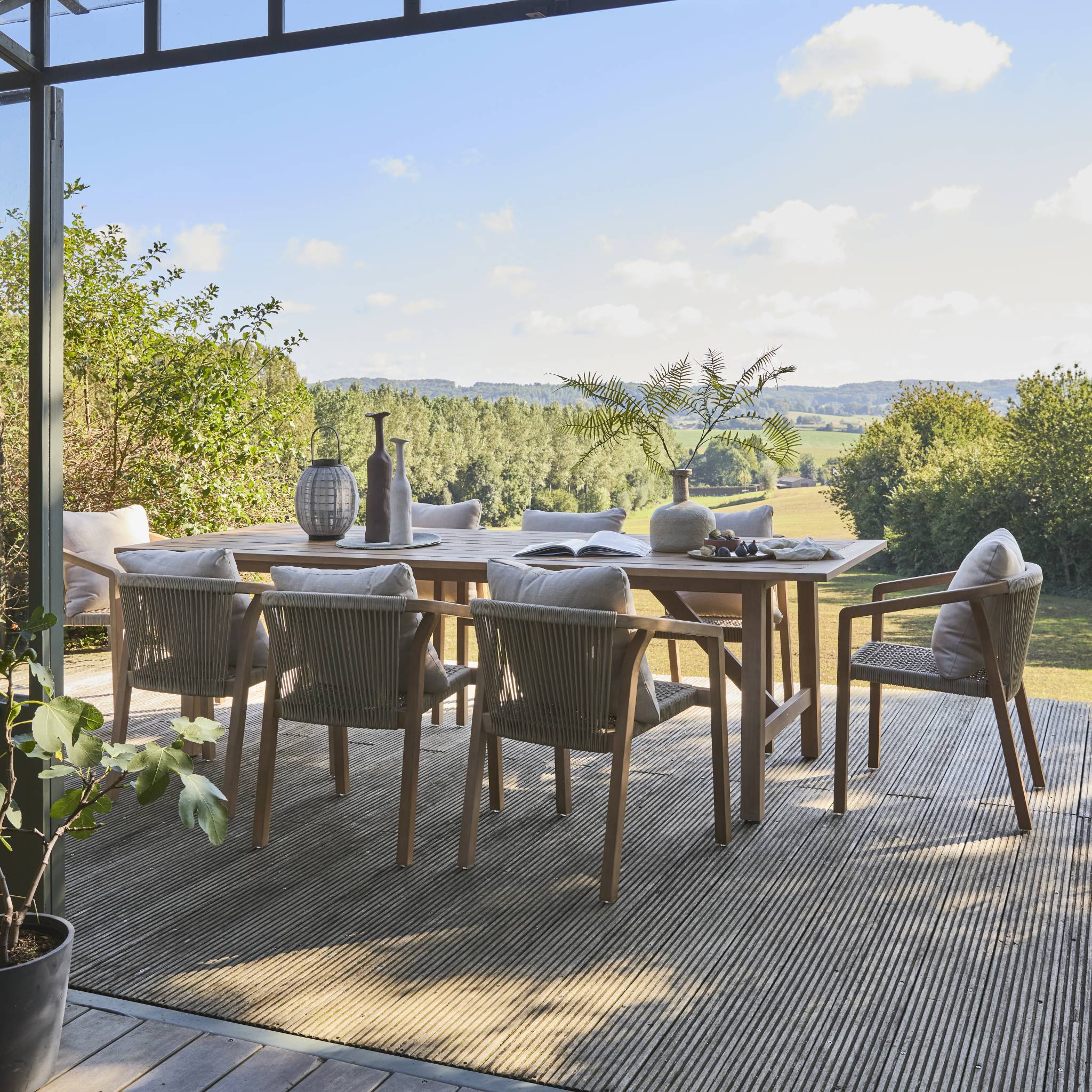 Table de jardin en bois d'eucalyptus LORIA naturel. 8 places. 260 x 100 x 76 cm
