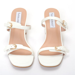 Sandali in simil pelle verniciata con fasce sottili e tacco comodo