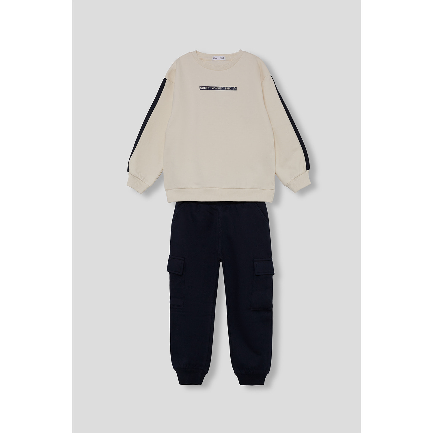 Conjunto niño sudadera crudo y marino y pantalón jogger cargo, franjas en mangas y bolsillos | Color: Crudo | Street Monkey