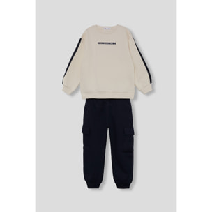Conjunto niño sudadera crudo y marino y pantalón jogger cargo, franjas en mangas y bolsillos | Color: Crudo | Street Monkey