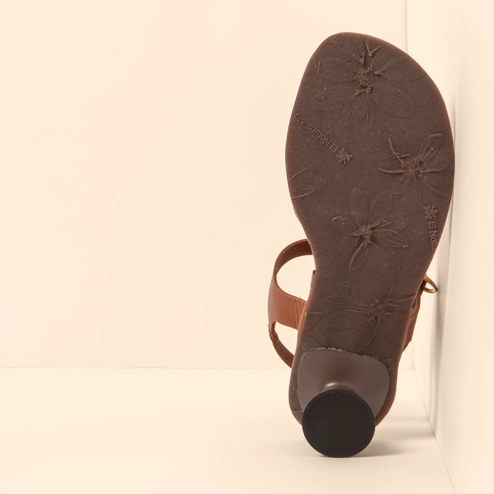 Sandalias con tacón N884 SOFT NAPPA CUERO/ FLORA color Cuero