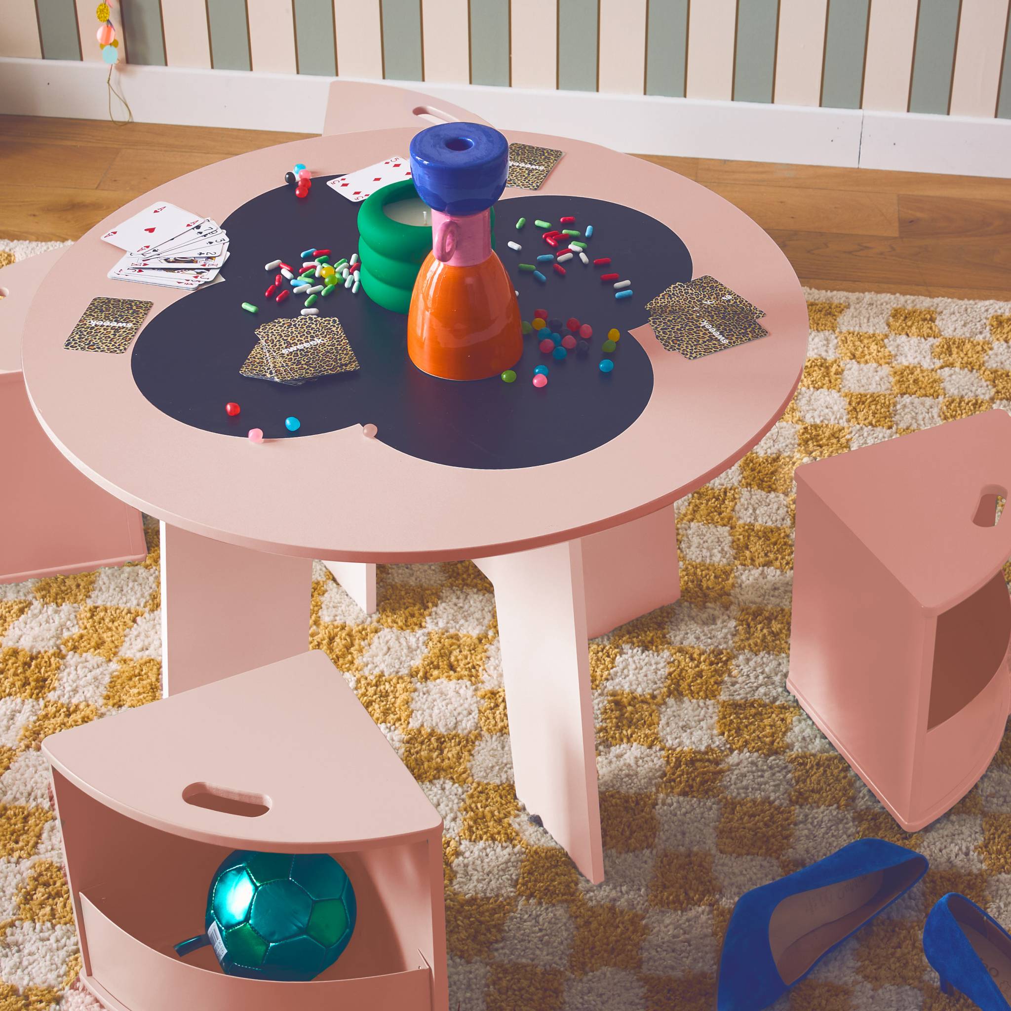 Table avec ardoise et 4 chaises avec rangement pour enfant
