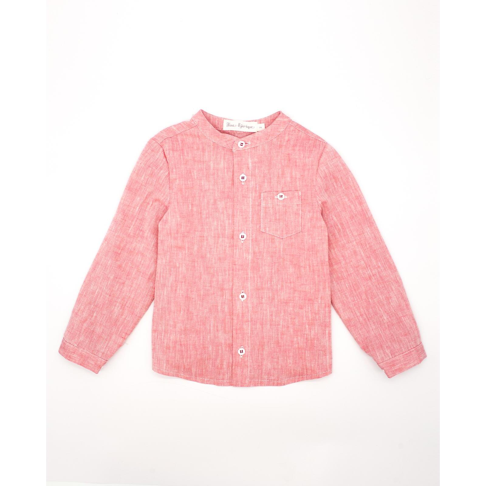 Camisa de manga larga roja. Cuello mao y bolsillo en el delantero.