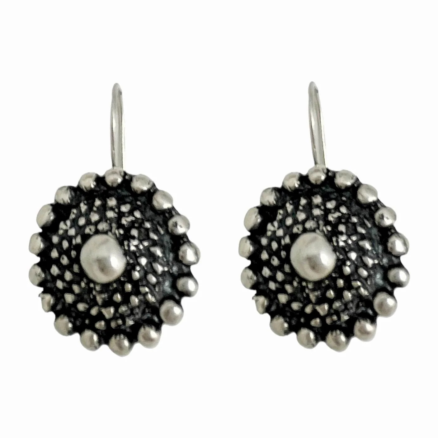 Pendiente tipo charro en plata chapado. Cierre gancho