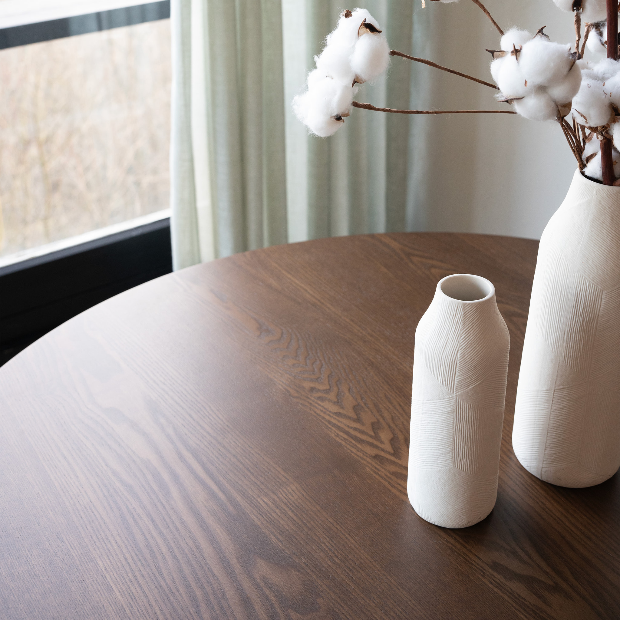 Table ronde 4 personnes en bois foncé finition noyer D105 cm - Liwa