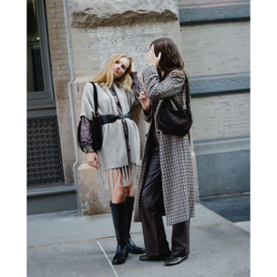 Pantalón de polipiel marrón con bragueta, doble botón y bolsillos.