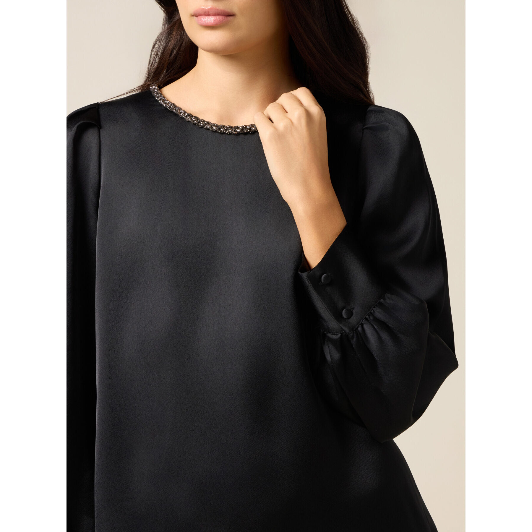 Oltre - Blusa in raso con dettaglio gioiello - Nero