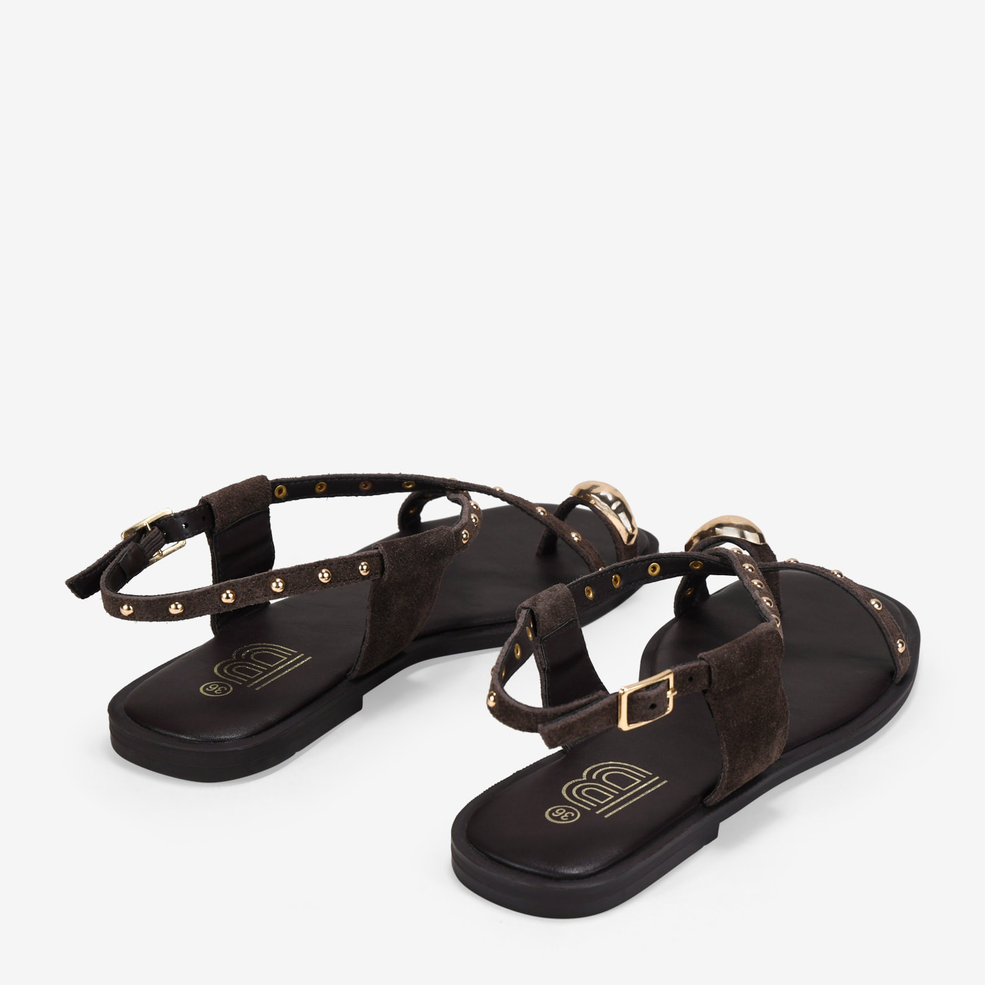Sandalias planas marrones de piel con tachas y metal de dedo