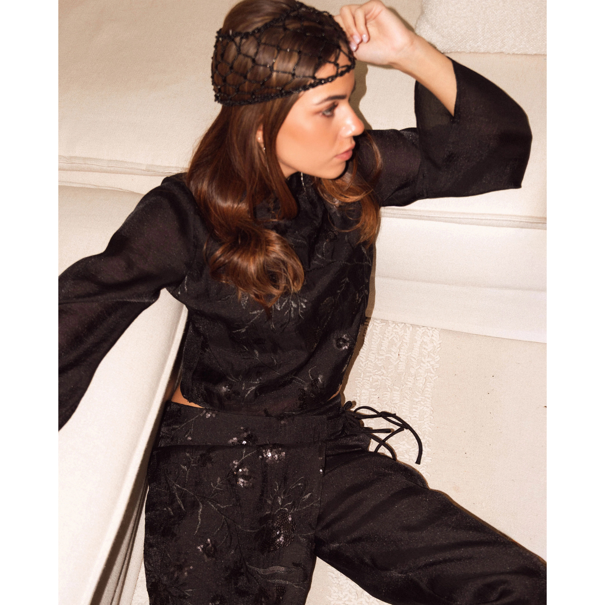 Blusa de cuello subido con bordado y lentejuelas de mujer