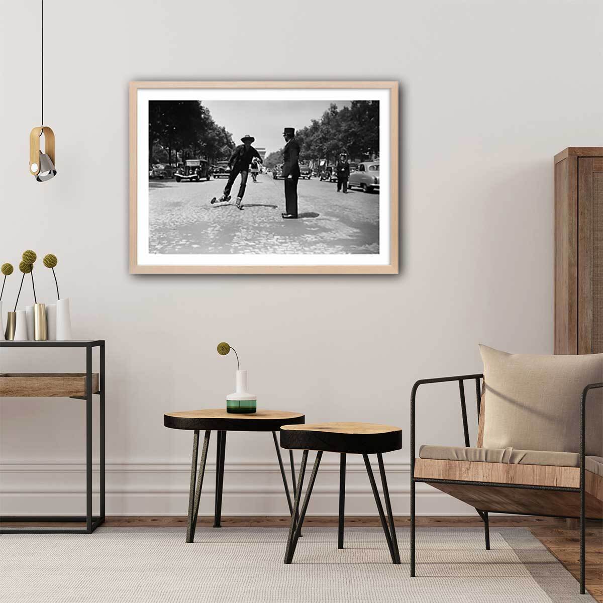Affiche photo Ski à roulette au Champs Elysée - Paris, 1953 Affiche sous cadre bois