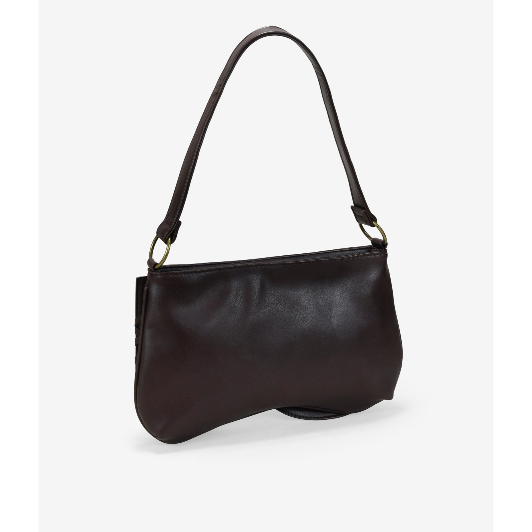 Bolso de hombro marrón con solapa y hebilla