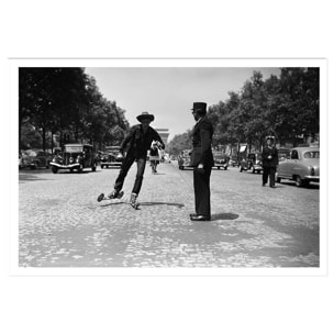 Affiche photo Ski à roulette au Champs Elysée - Paris, 1953 Affiche seule