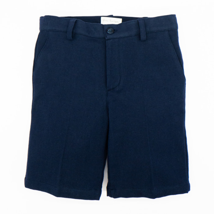 Bermuda de azul marino. Con bolsillos y bragueta.