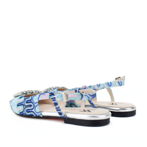 Mule fabricado en tejido estampado en tonos azul cielo. Detalle adorno joya pedrería. Tacón 1 cm