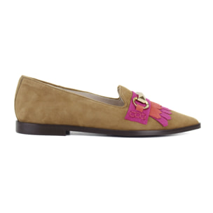 Mocasín de ante color marrón claro con adorno en la parte delantera. Tacón 2 cm