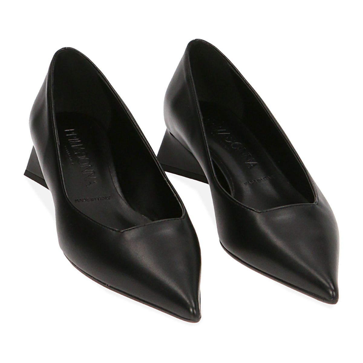 Salón negro, tacón 4 cm.