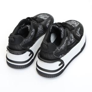Sneakers in simil pelle platform con dettagli brillantinati