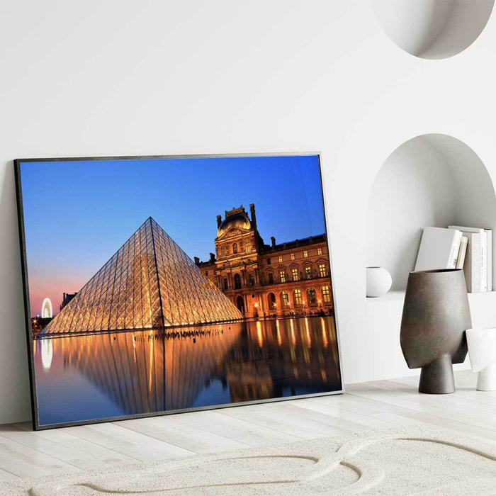 Affiche encadrée pyramide du Louvre au crépuscule Affiche + cadre en métal - Noir
