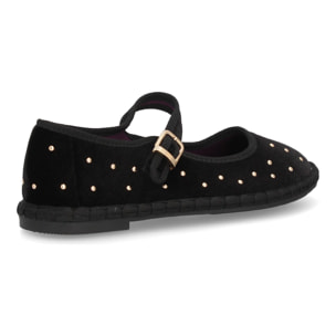 Merceditas planas con tachuelas metálicas.