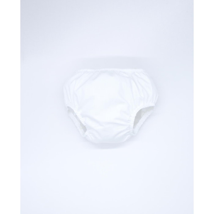 Cubrepañal de popelin blanco. Elastico en la cintura y en las piernas.