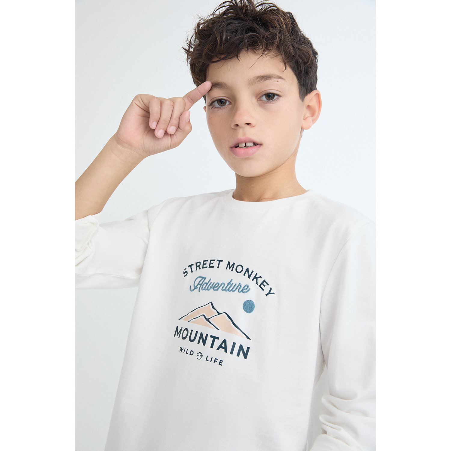 Camiseta niño crudo de manga larga, estampado de montaña estilo adventure, suave y cómoda | Color: Crudo | Street Monkey