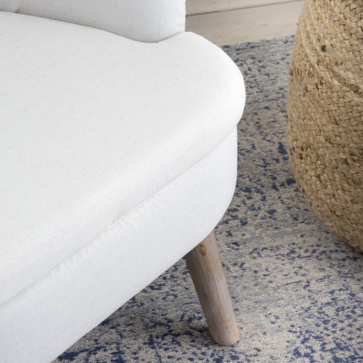 Fauteuil Naivi -tissu et bois-couleur beige 60 x 77 x 62 cm