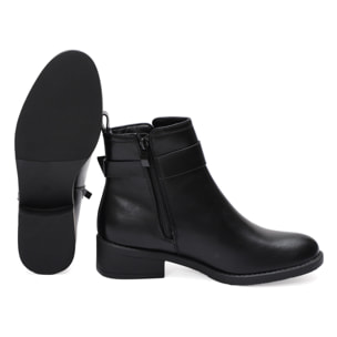 Stivaletto in simil pelle con fibbia dorata