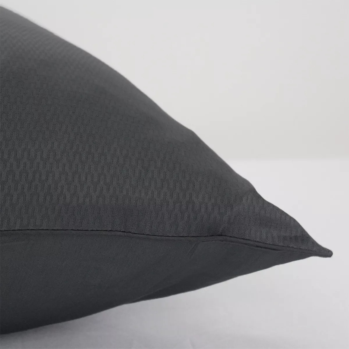 Taie d'oreiller satin de coton motif jacquard anthracite Vibrato titane