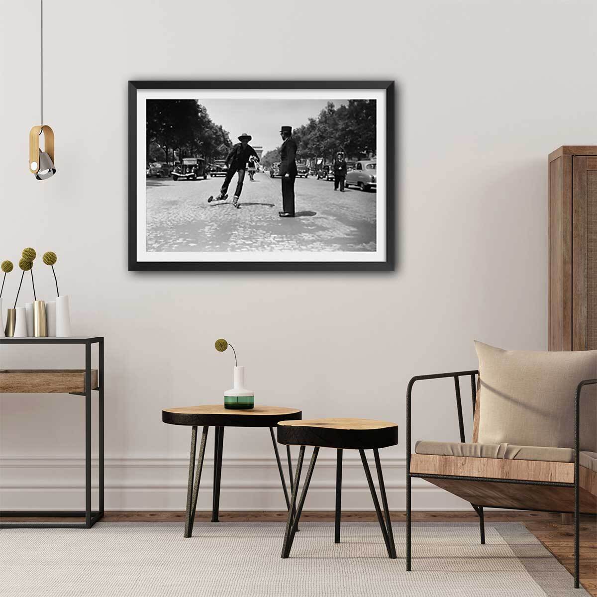 Affiche photo Ski à roulette au Champs Elysée - Paris, 1953 Affiche + cadre en bois - Noir