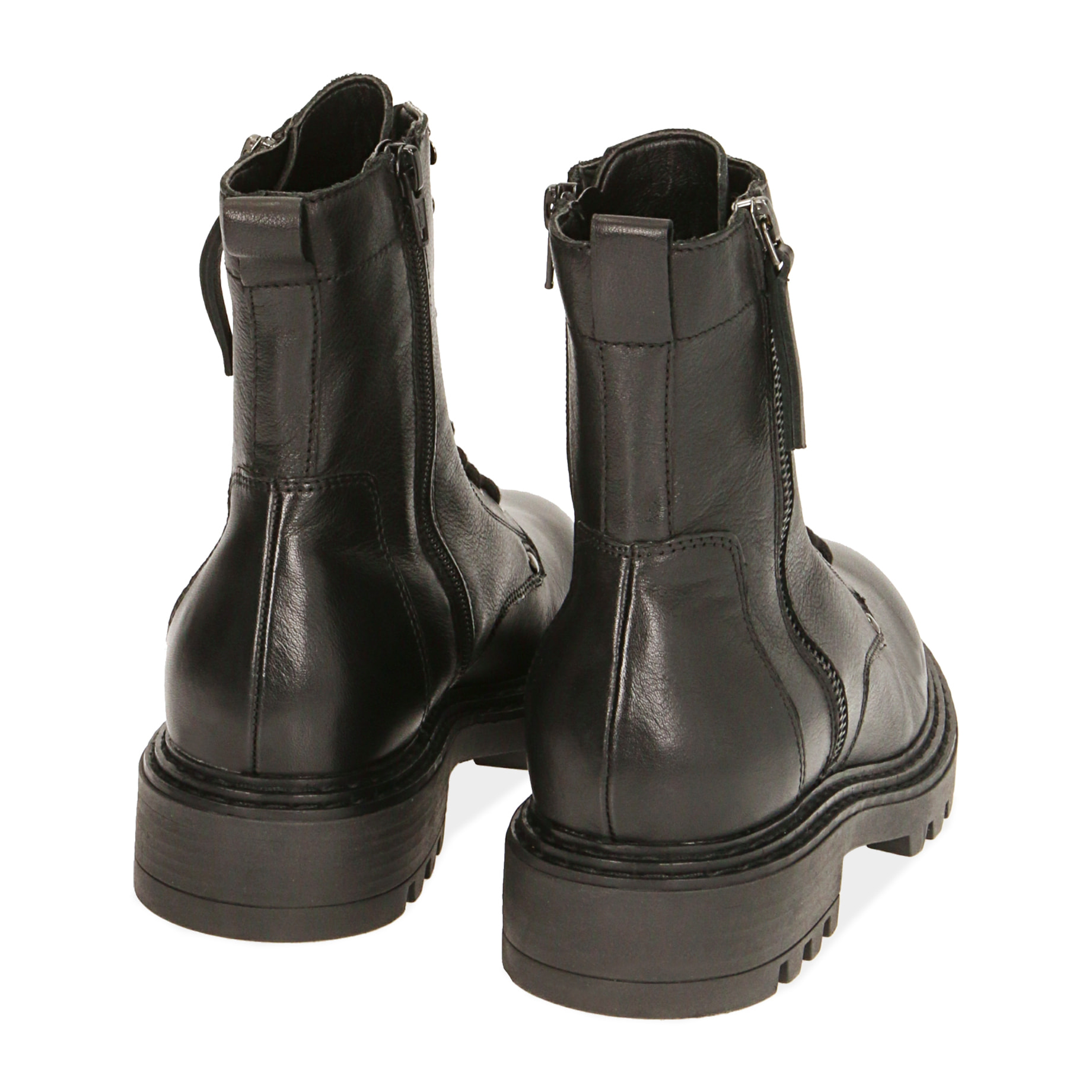 Botas militares de cuero negro.