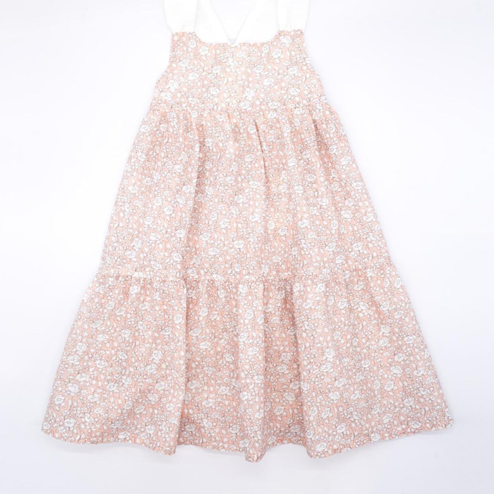 Vestido midi de flor rosa. Falda de volantes y tirantes cruzados en la espalda.