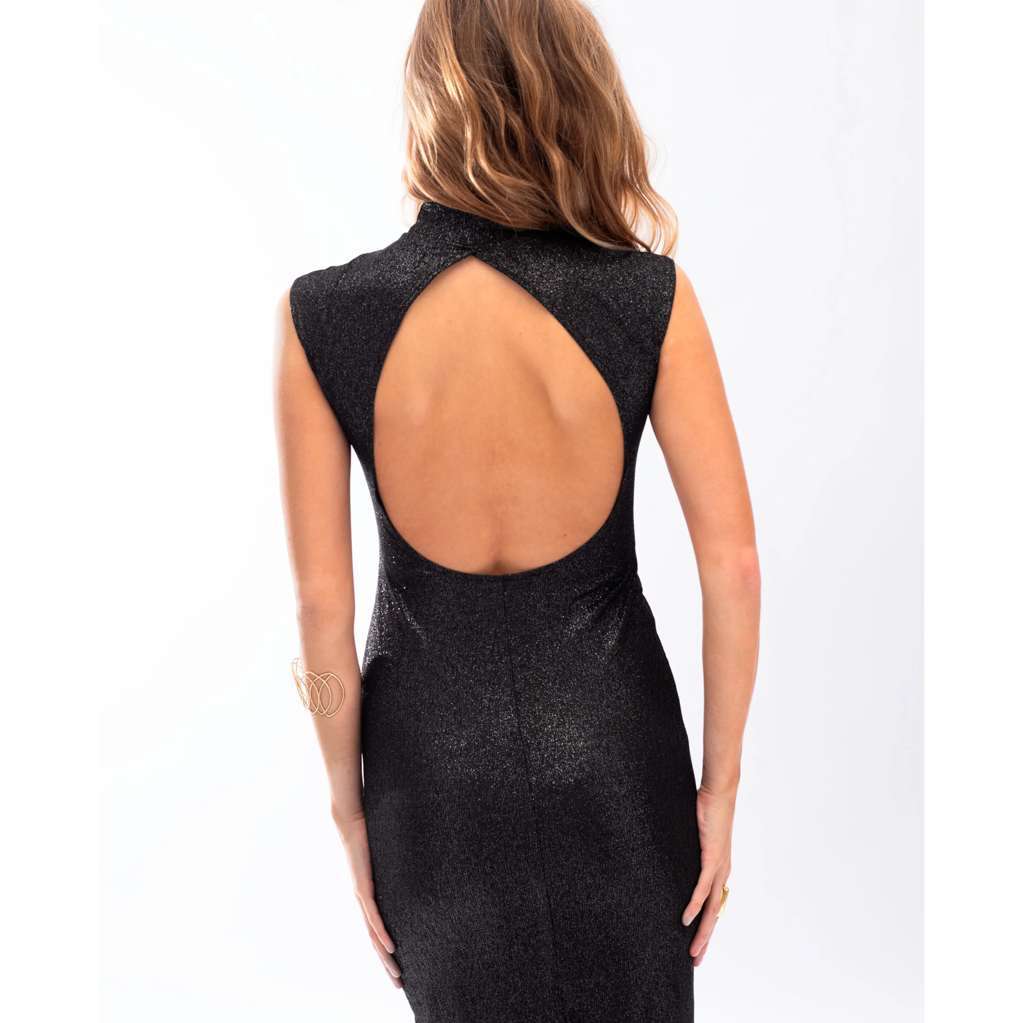 Vestido midi con brillo y espalda descubierta.